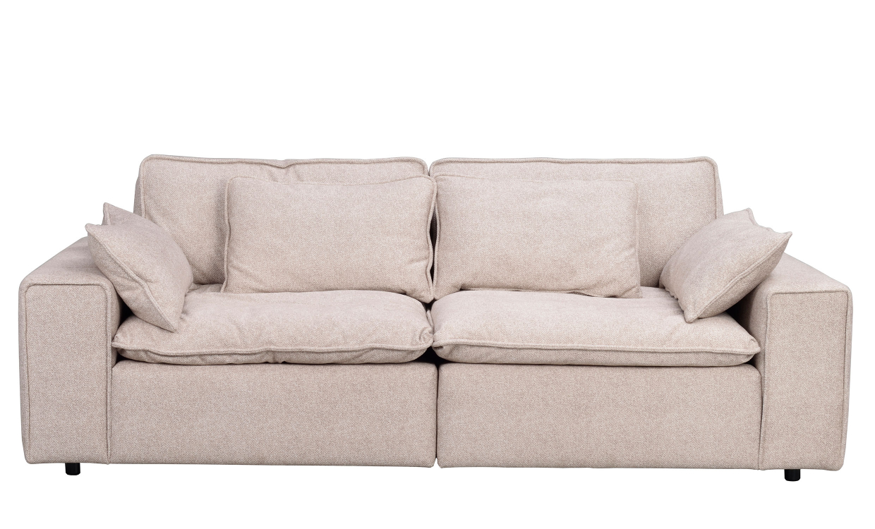 Beige tresitssoffa med hög rygg, djup sits och breda armstöd