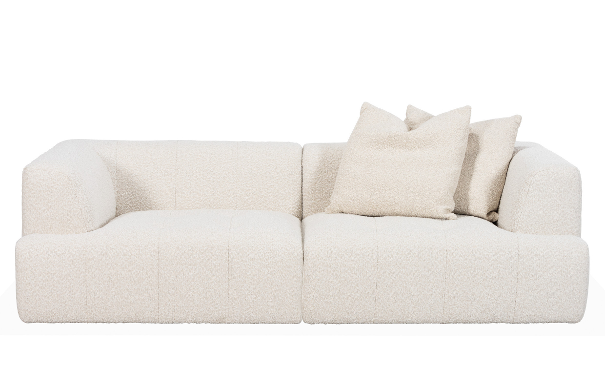 Offwhite bouclésoffa med rundade armstöd och mjuka dynor