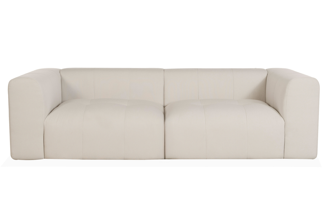 Beige soffa med mycket mjuka dynor och låg bred sits