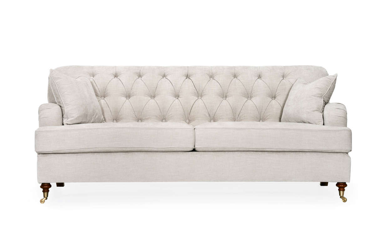 Sandfärgad soffa med hög rak sits och trärben
