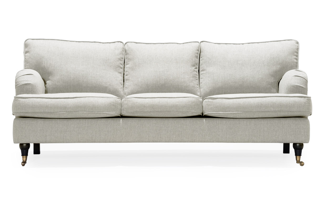Beige howardsoffa med hög rygg och smala armstöd