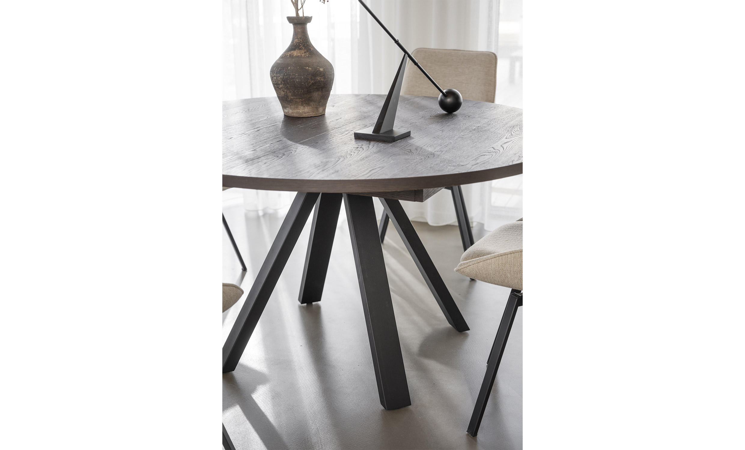 MADDOCK Matbord 135 Brun/Svart från Rowico Home, bild 2