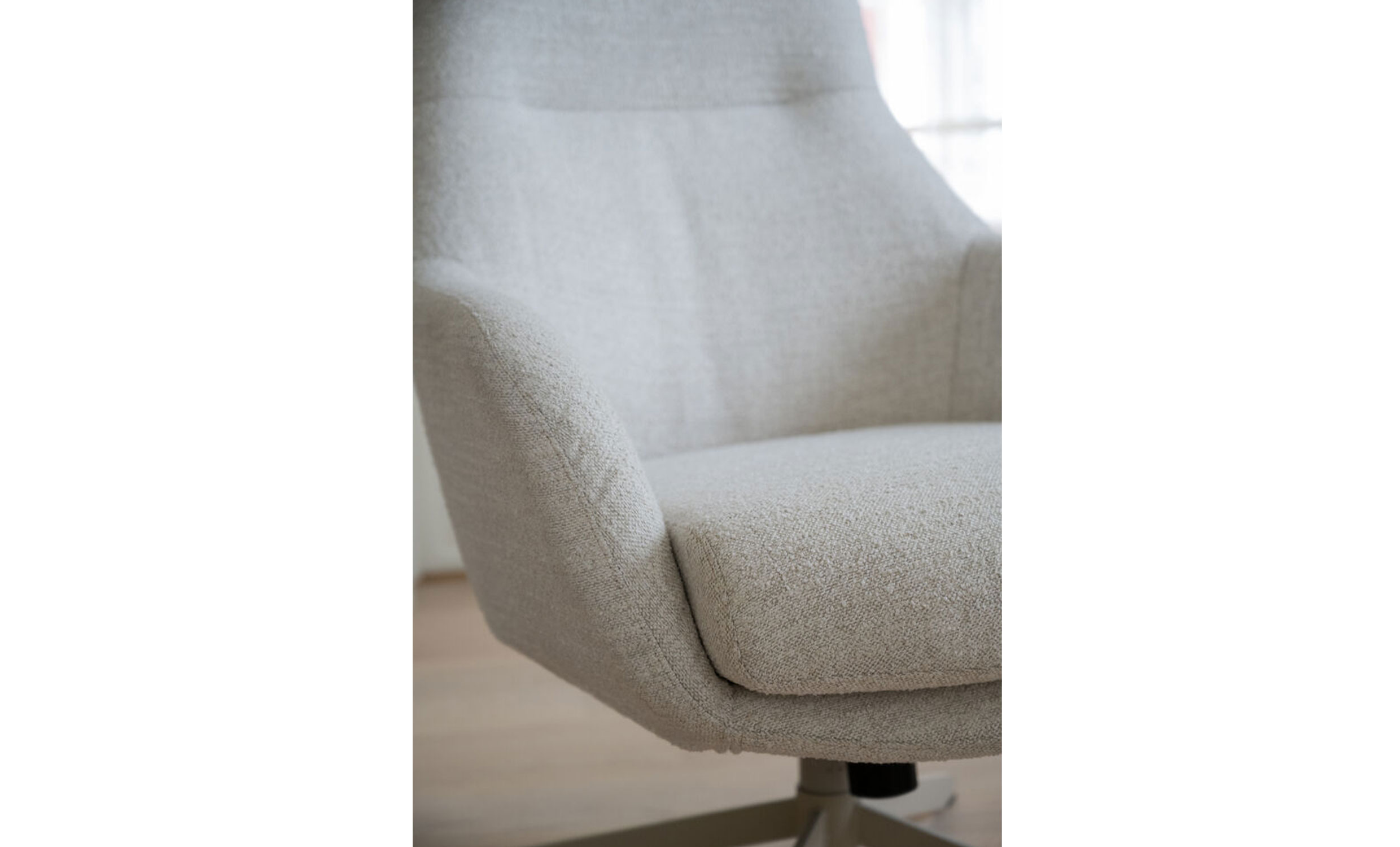 CONROE Snurrfåtölj Ljusbeige från Rowico Home, bild 2