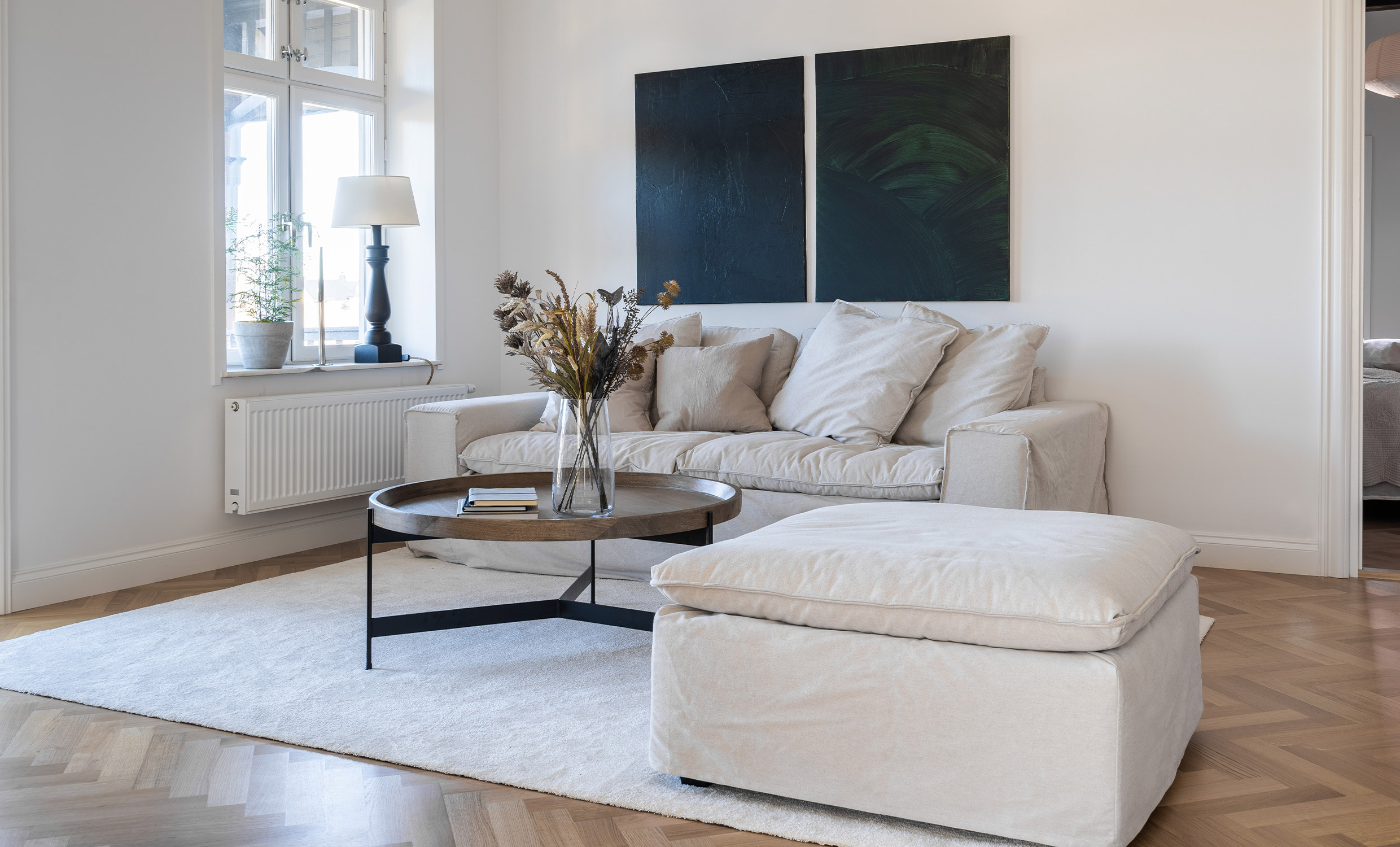 DOVER Grand Deluxe Fotpall Sandbeige från SoffaDirekt, bild 2