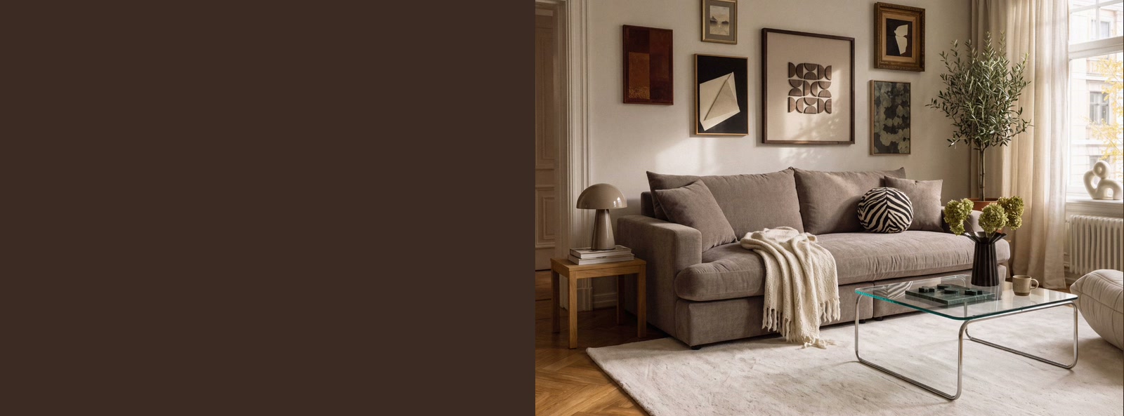 Vardagsrum med beige soffa, soffbord i glas och tavelvägg