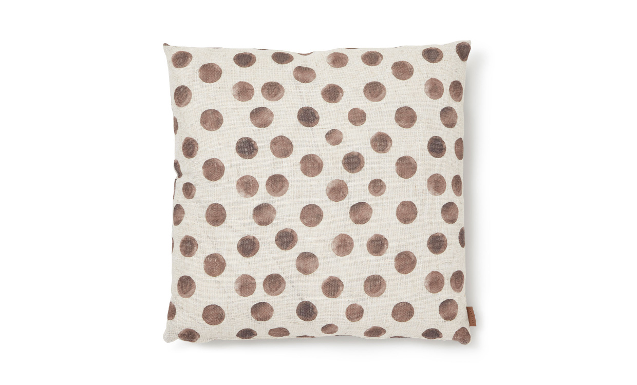 CRUELLA DOT Kuddfodral 50x50 Brun i gruppen Mattor & Textil / Prydnadskuddar / Kuddfodral hos SoffaDirekt.se (2347285)