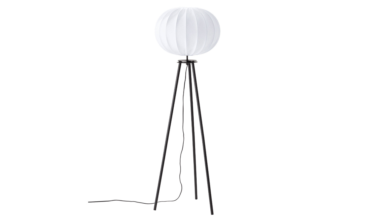 BASE Golvlampa Svart/Vit i gruppen Belysning / Lampor / Golvlampor hos SoffaDirekt.se (4410503-FR01)