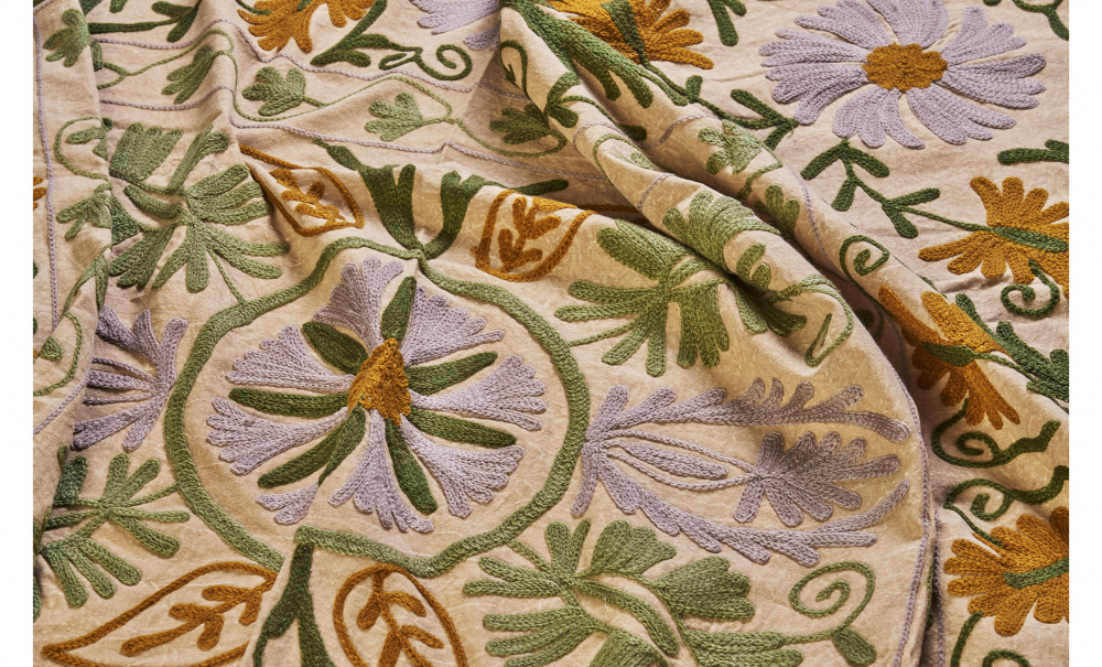 SUZANI Pld Broderad Rosa/Grn i gruppen Mattor & Textil / Pldar hos SoffaDirekt.se (1024-03B)