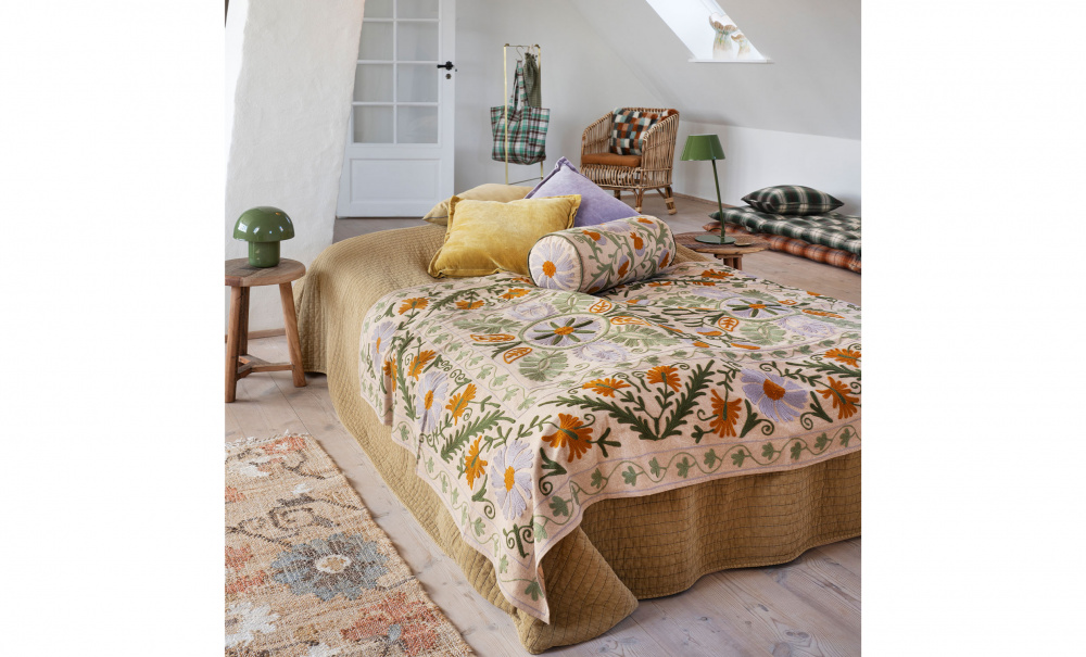 SUZANI Pld Broderad Rosa/Grn i gruppen Mattor & Textil / Pldar hos SoffaDirekt.se (1024-03B)