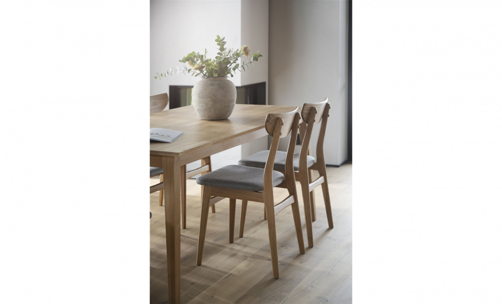 FILIPPA Matbord 180 Ek i gruppen Matplats / Bord / Matbord hos SoffaDirekt.se (113720)