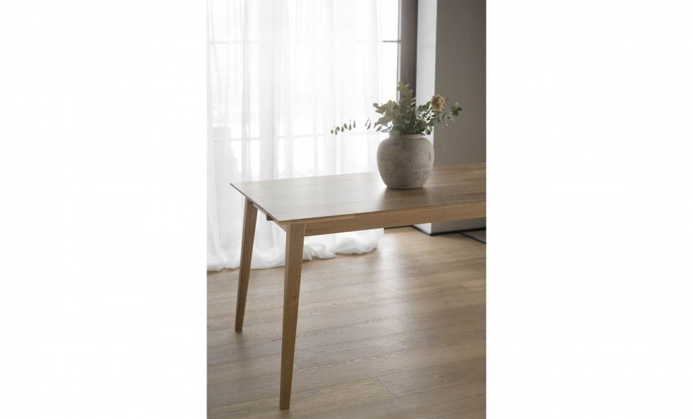 FILIPPA Matbord 180 Ek i gruppen Matplats / Bord / Matbord hos SoffaDirekt.se (113720)