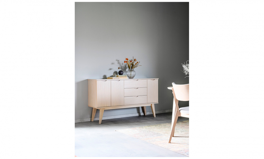 FILIPPA Sideboard Ek Vitpigmenterad i gruppen Vardagsrum / Frvaringsmbler / Sideboards hos SoffaDirekt.se (113738)