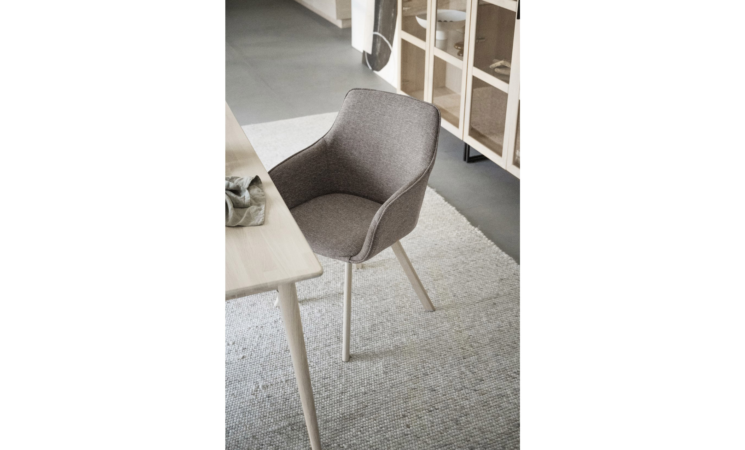 ALISON Karmstol Mrkbeige/Vitpigmenterad