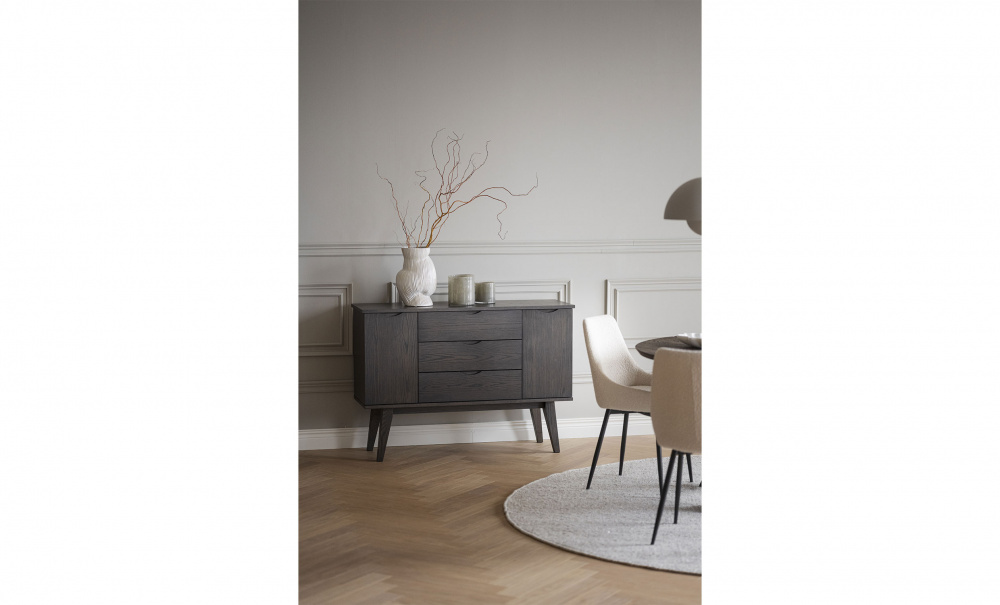 FILIPPA Sideboard 122 Mrkbrun i gruppen Vardagsrum / Soffbord / Sidobord hos SoffaDirekt.se (117941)