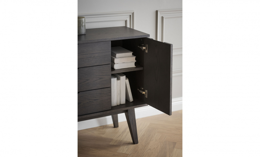 FILIPPA Sideboard 122 Mrkbrun i gruppen Vardagsrum / Soffbord / Sidobord hos SoffaDirekt.se (117941)