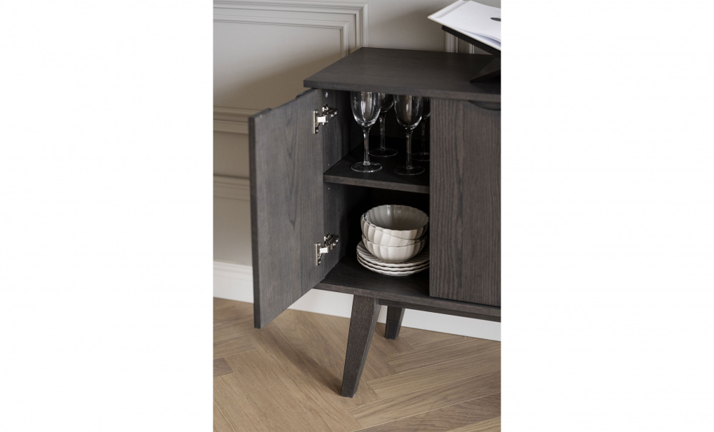 FILIPPA Sideboard 150 Mrkbrun i gruppen Vardagsrum / Frvaringsmbler / Sideboards hos SoffaDirekt.se (117942)