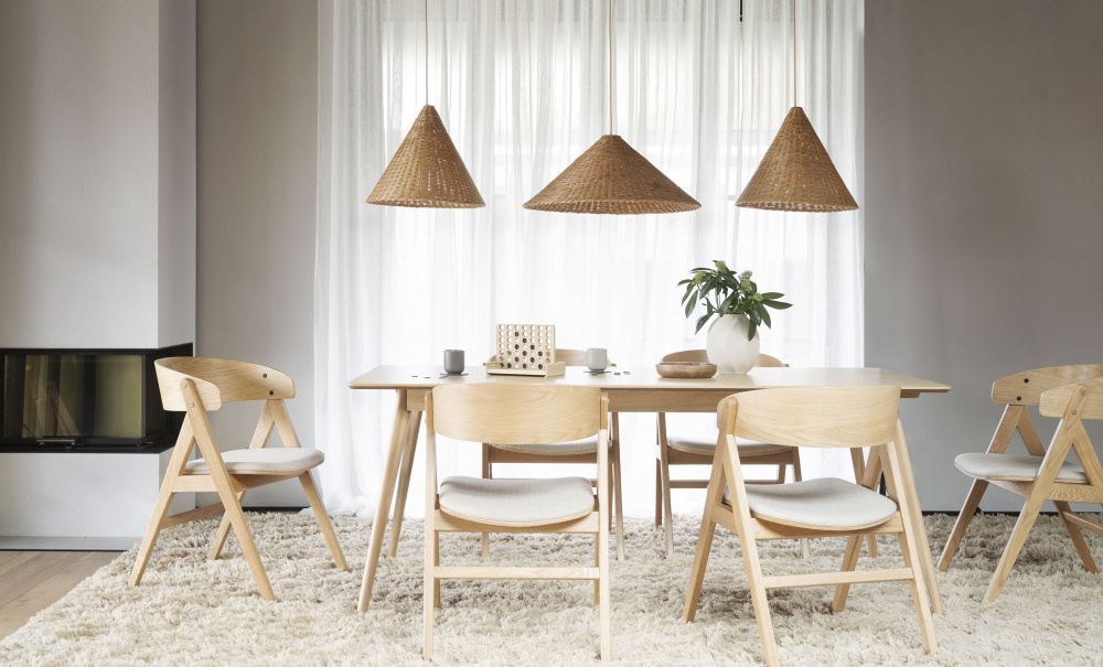 YUMI Matbord 190x90 Lackad ek i gruppen Matplats / Bord / Matbord hos SoffaDirekt.se (119200)