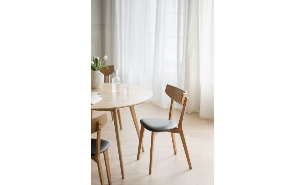 YUMI Matbord Runt 115 Lackad ek i gruppen Matplats / Bord / Matbord hos SoffaDirekt.se (119203)
