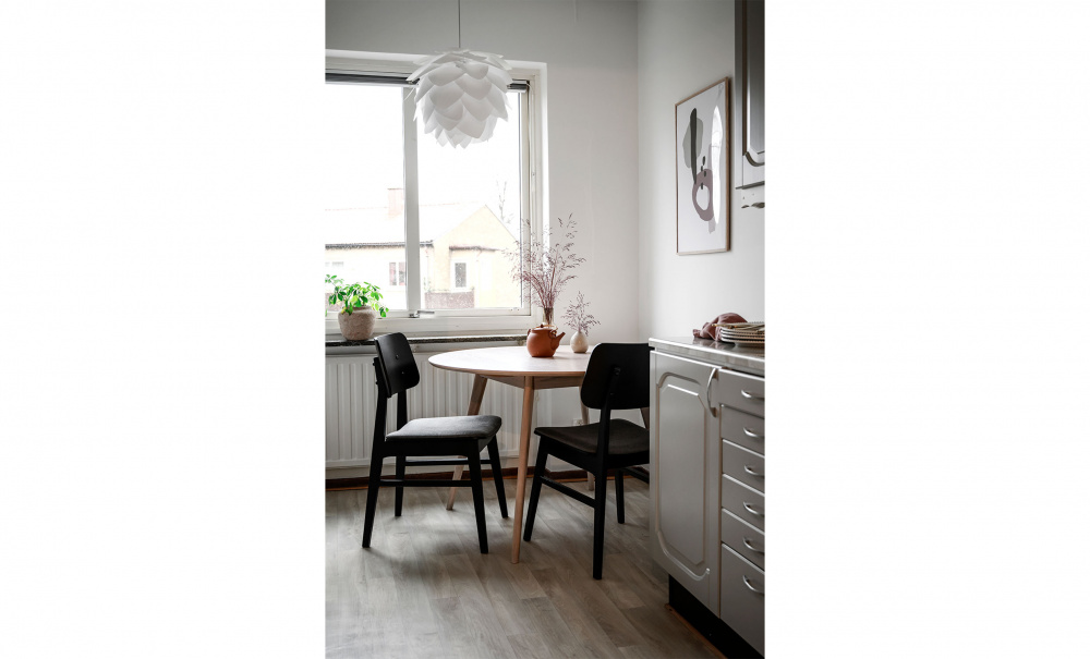 YUMI Matbord Runt 115 Vitpigmenterad ek i gruppen Matplats / Bord / Matbord hos SoffaDirekt.se (119223)
