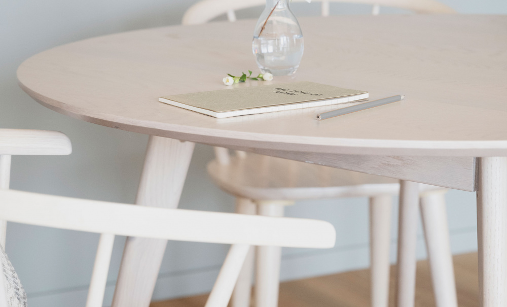 YUMI Matbord Runt 115 Vitpigmenterad ek i gruppen Matplats / Bord / Matbord hos SoffaDirekt.se (119223)