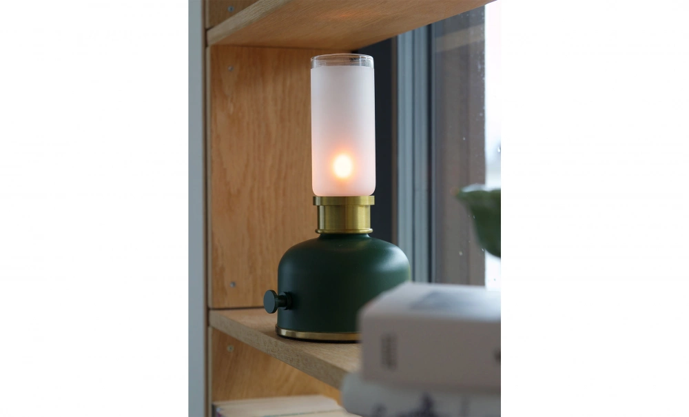 Bild nr 4 (FRIDA Bordslampa Laddbar M�rkgr�n)