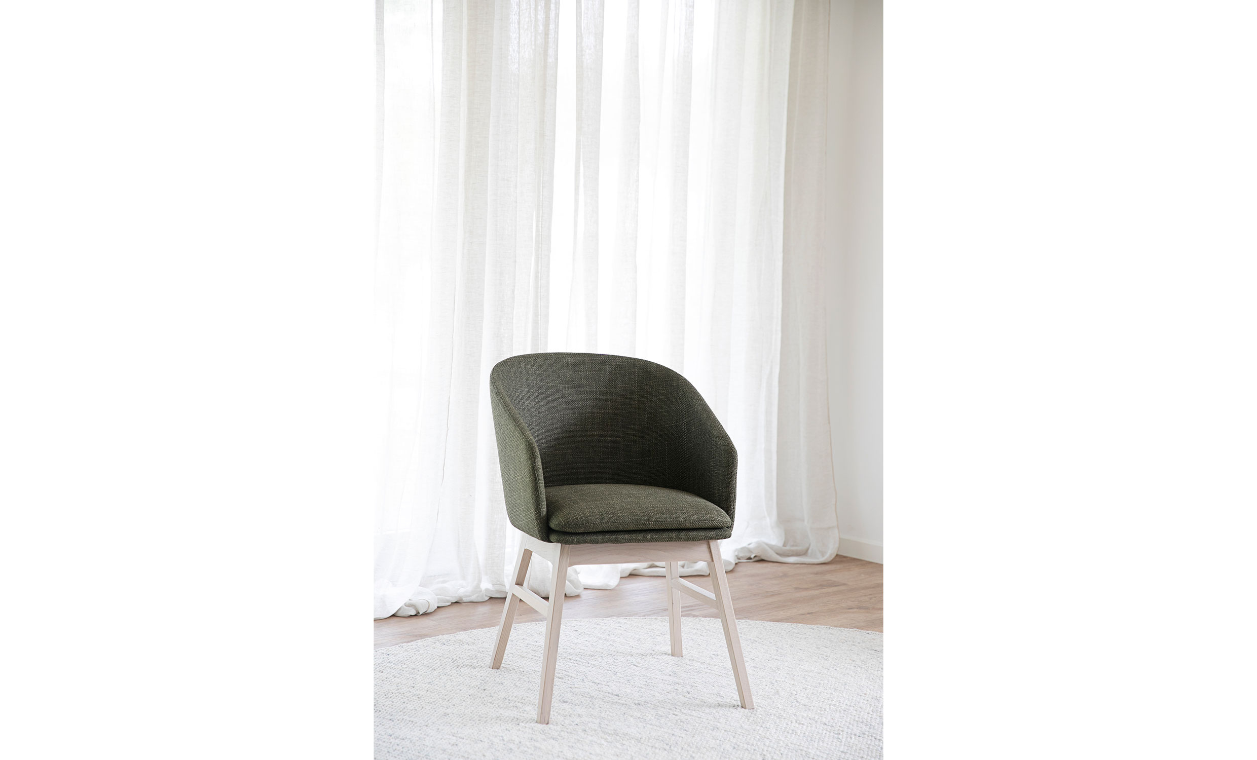 WINDHAM Karmstol grnt tyg/vitpigmenterad
