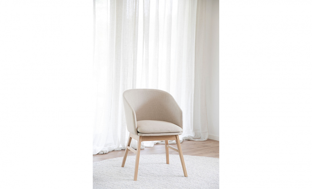 WINDHAM Karmstol beige tyg/ek i gruppen Matplats / Sittmbler / Stolar hos SoffaDirekt.se (120664)