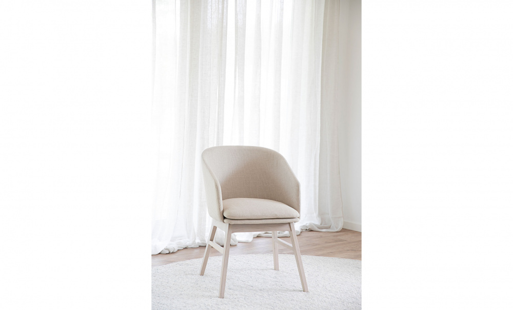 WINDHAM Karmstol beige tyg/vitpigmenterad i gruppen Matplats / Sittmbler / Stolar hos SoffaDirekt.se (120665)