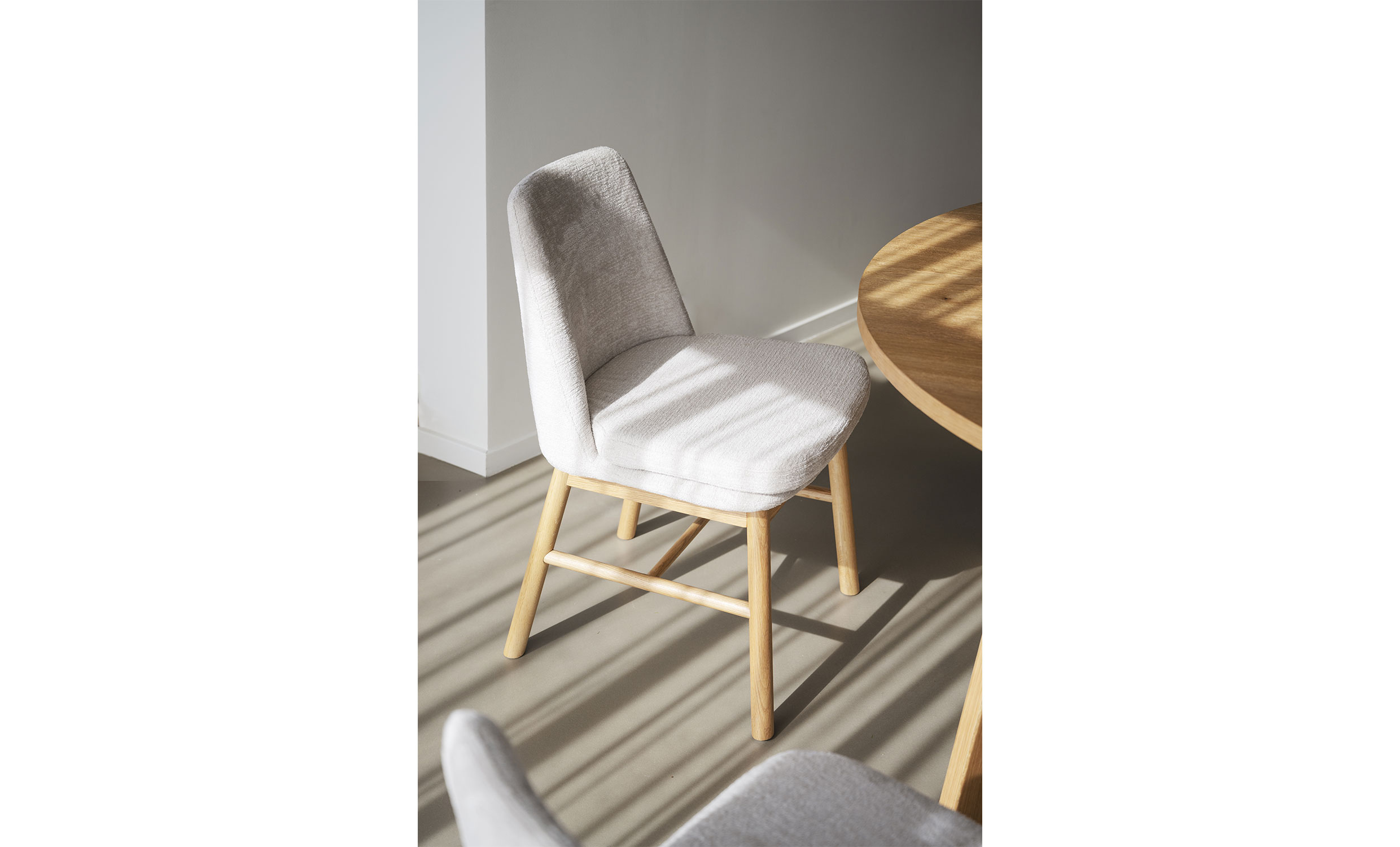 AMESBURY Stol ljusbeige tyg/ekben
