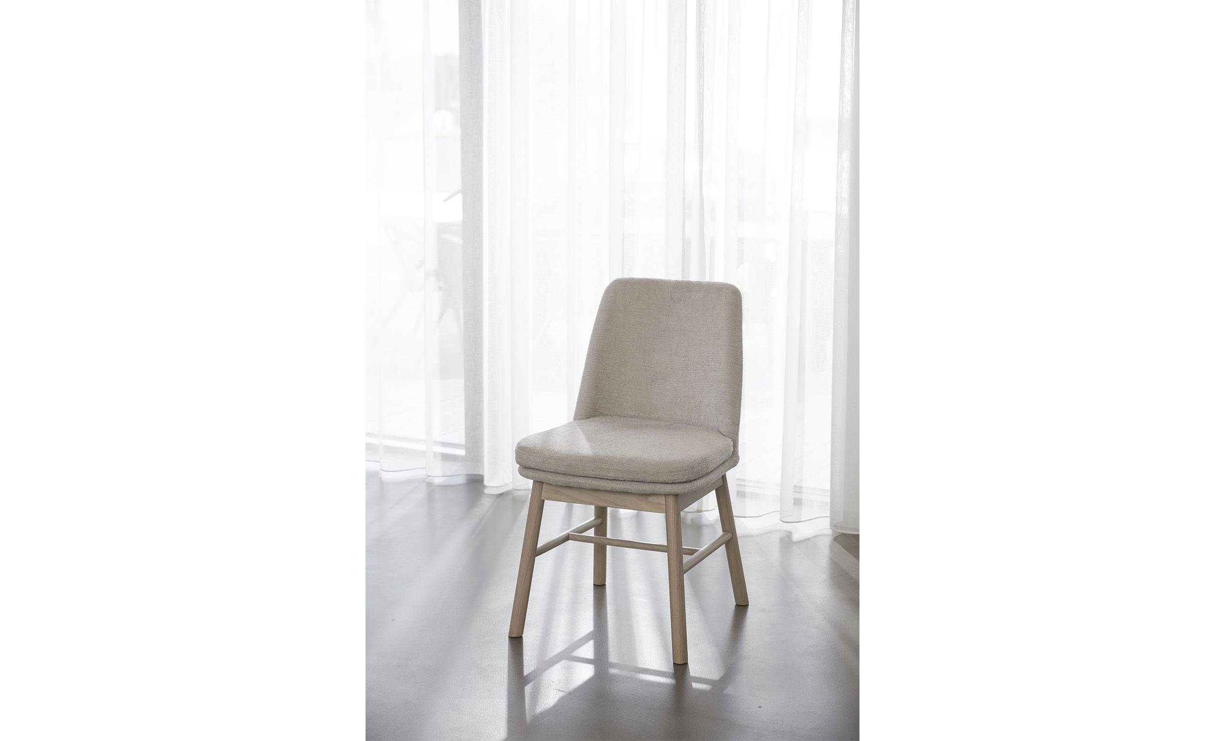 AMESBURY Stol ljusbeige tyg/vitpigmenterade ekben