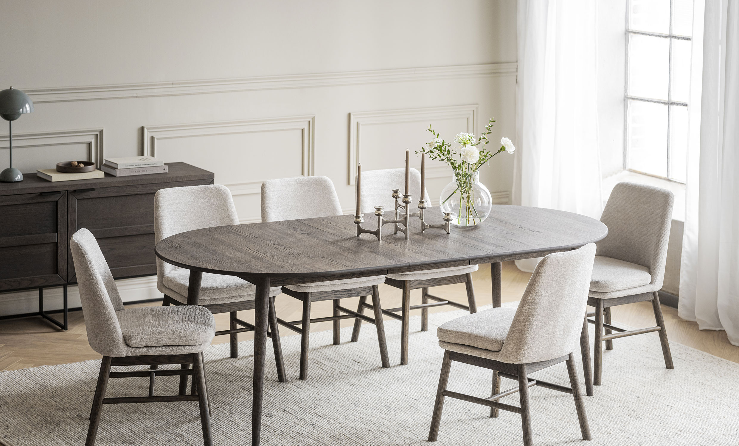 AMESBURY Stol ljusbeige tyg/bruna ekben