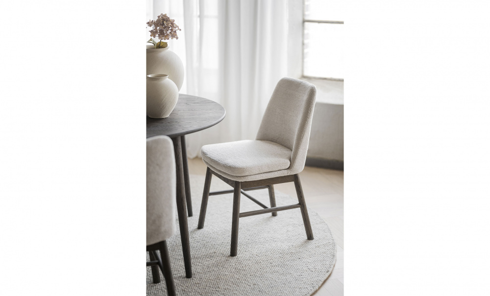 AMESBURY Stol ljusbeige tyg/bruna ekben i gruppen Matplats hos SoffaDirekt.se (120996)