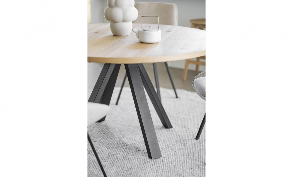 MADDOCK Matbord 135 Ek/Svart i gruppen Matplats / Bord / Matbord hos SoffaDirekt.se (121126)