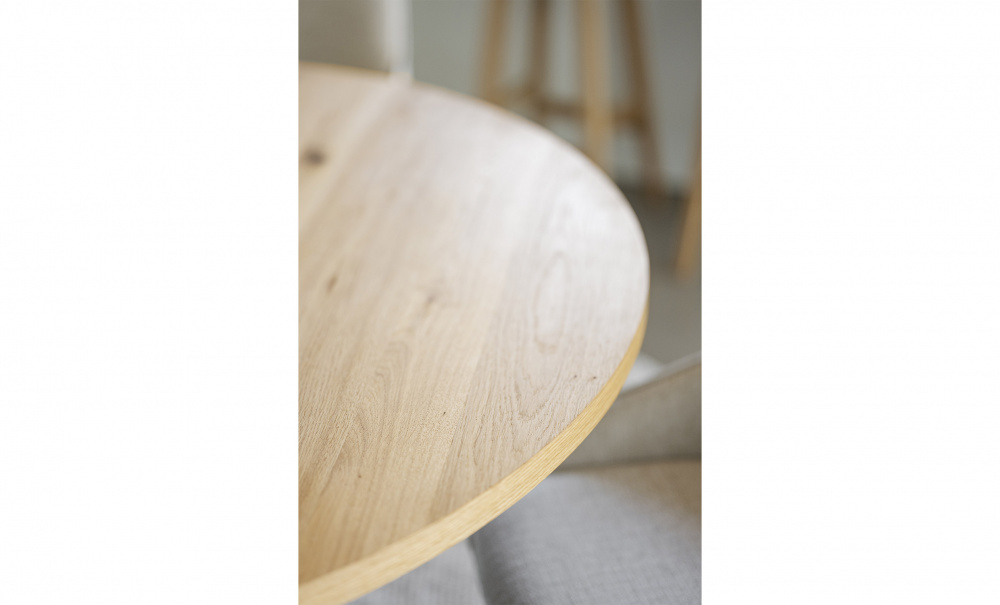 MADDOCK Matbord 135 Ek/Svart i gruppen Matplats / Bord / Matbord hos SoffaDirekt.se (121126)
