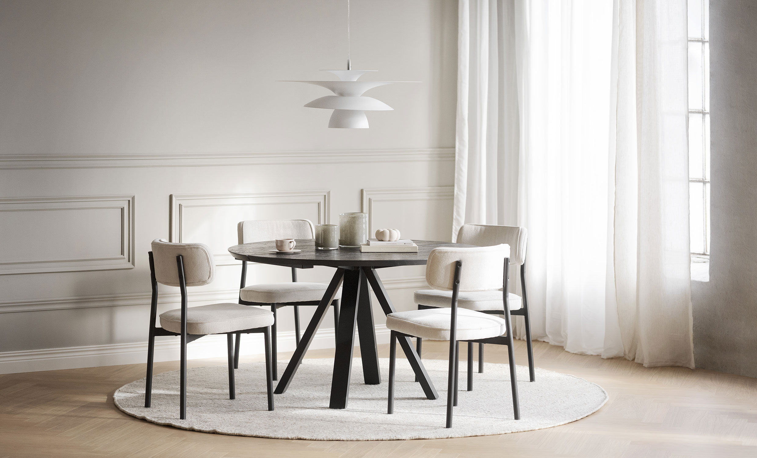 CARRADALE matbord 130 svart ek V-ben