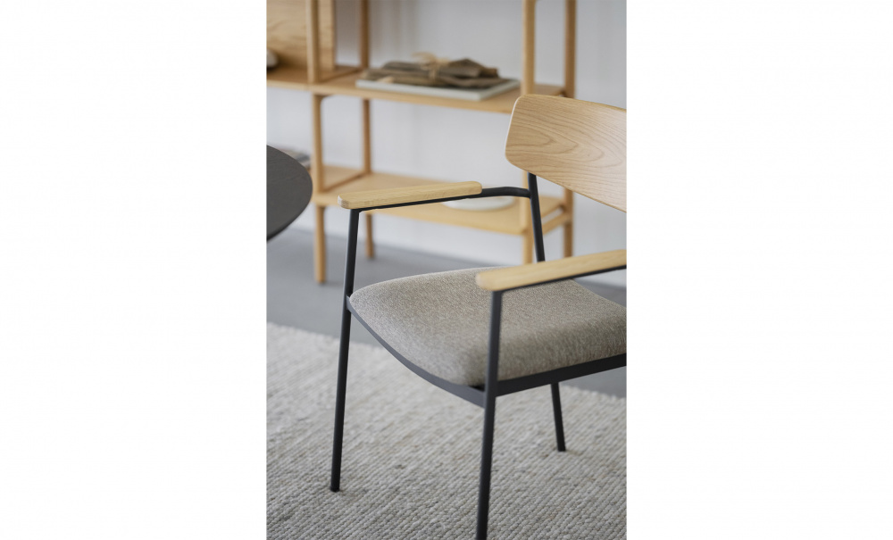 MAYMONT Karmstol Mrkbeige/Ek i gruppen Matplats / Sittmbler / Stolar hos SoffaDirekt.se (123082)