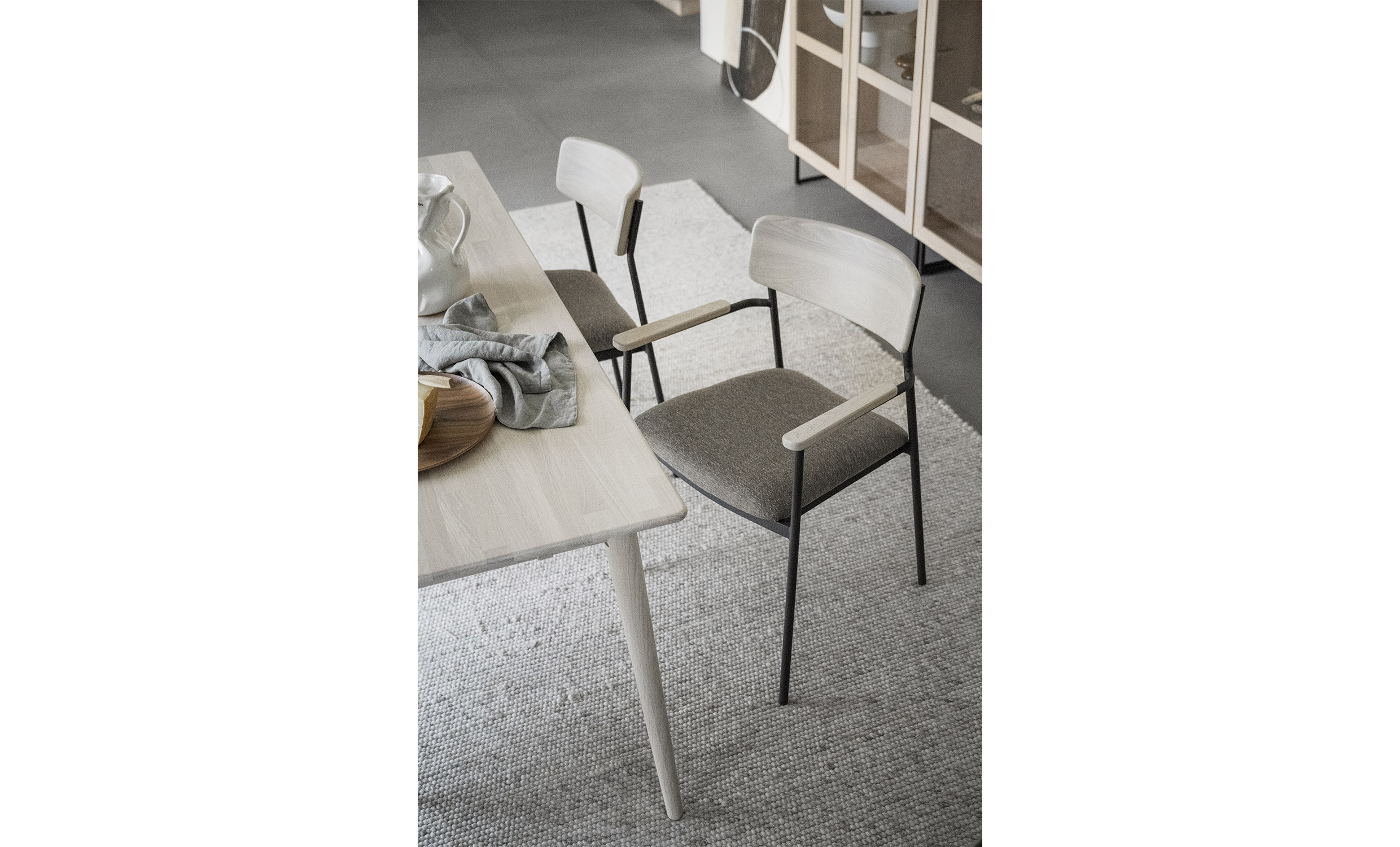 MAYMONT Karmstol Mrkbeige/Vitpigmenterad