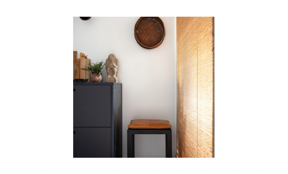 RIB set pall svartlackat brun skinndyna i gruppen Matplats / Sittmbler / Stolar hos SoffaDirekt.se (1400662)