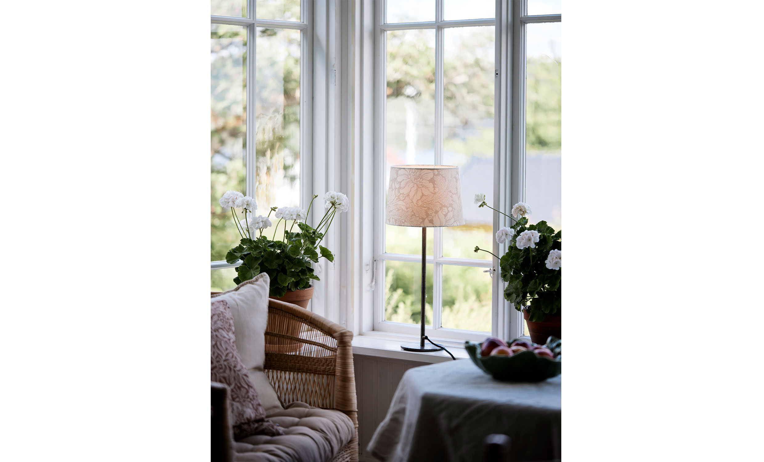BASE Bordslampa Beige