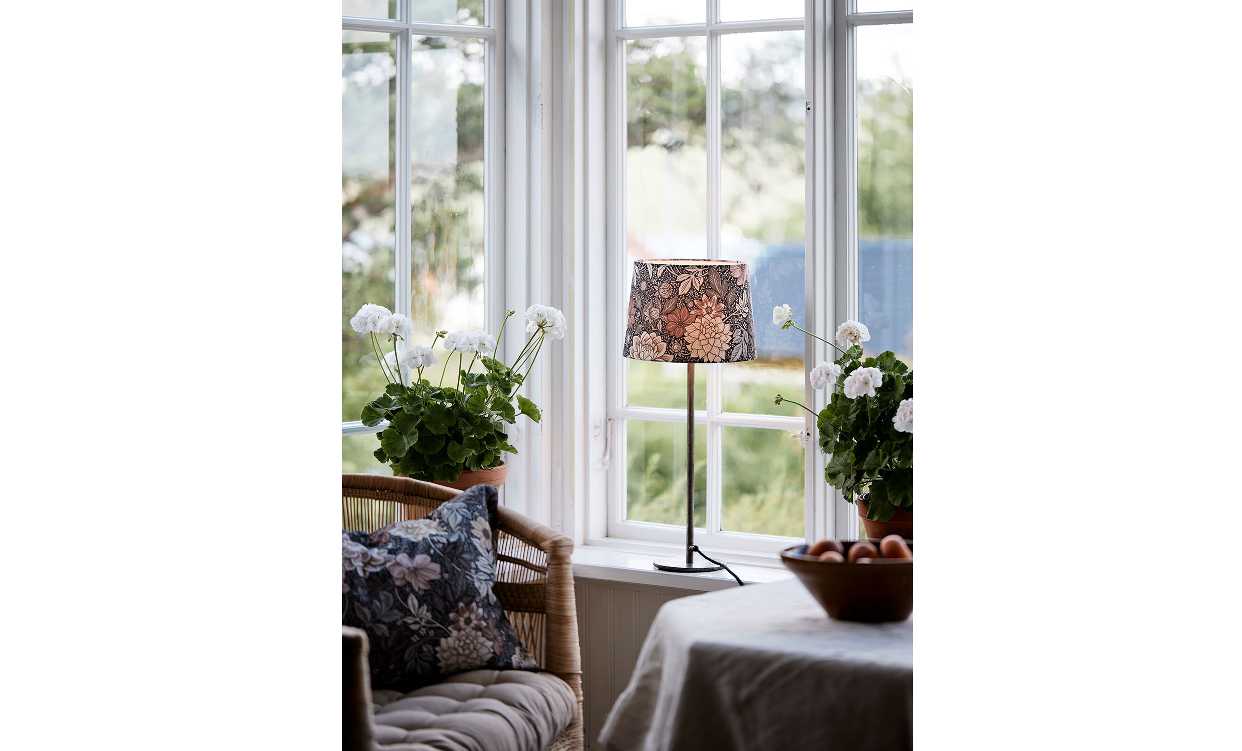 BASE Bordslampa Brun