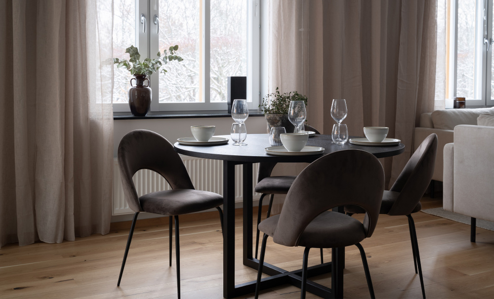 SELINE Matgrupp 4 Stolar Svart/Mullvad i gruppen Matplats / Bord / Matgrupper / Matgrupp 4 stolar hos SoffaDirekt.se (2086BL-2088MUL-4)