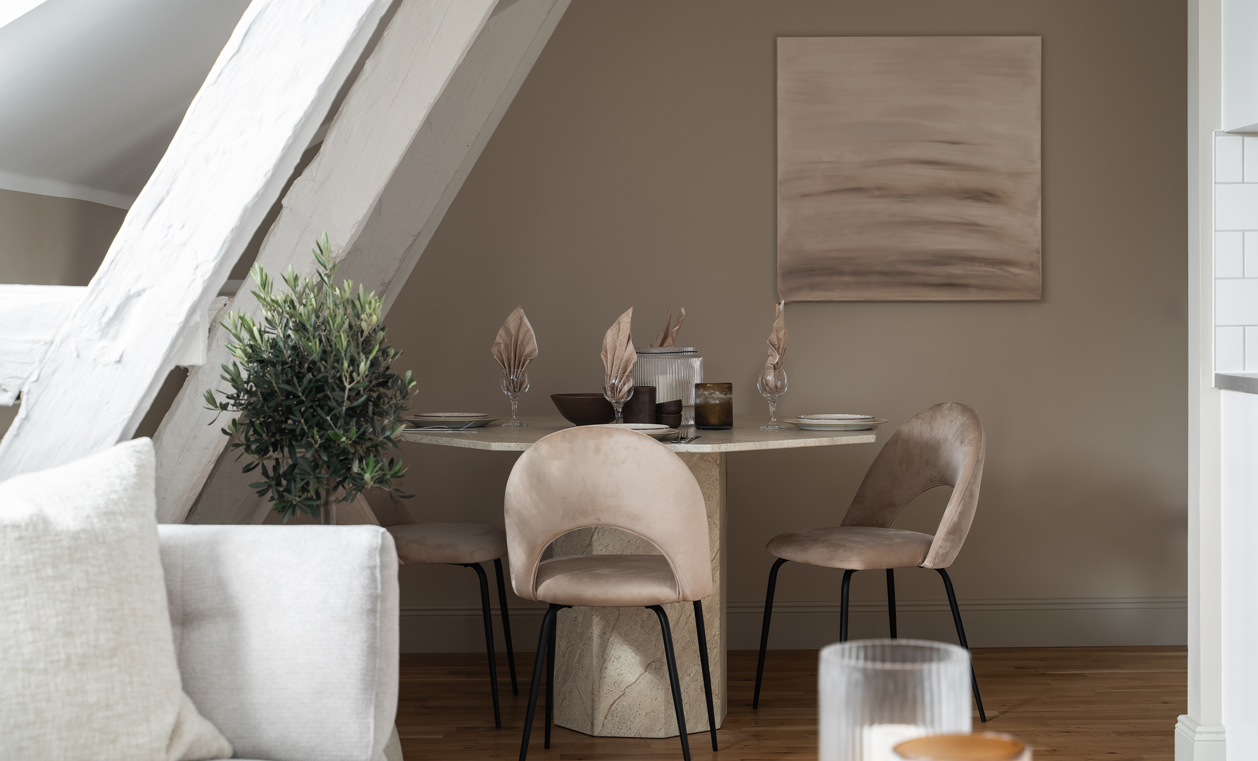 CATANIA/SELINE Matgrupp 4 stolar Beige