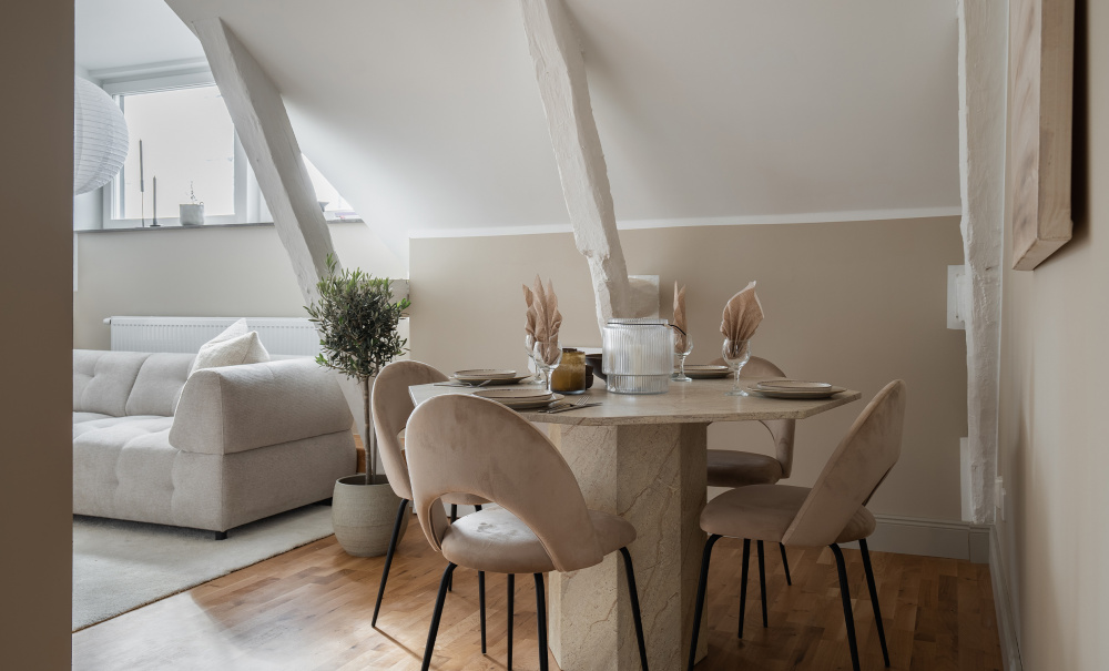 CATANIA/SELINE Matgrupp 4 stolar Beige i gruppen Matplats / Bord / Matgrupper / Matgrupp 4 stolar hos SoffaDirekt.se (2091DTABE2088DCABE-4)