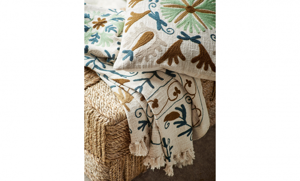 SUZANI Pld Offwhite/Grn i gruppen Mattor & Textil / Pldar hos SoffaDirekt.se (224-2001)