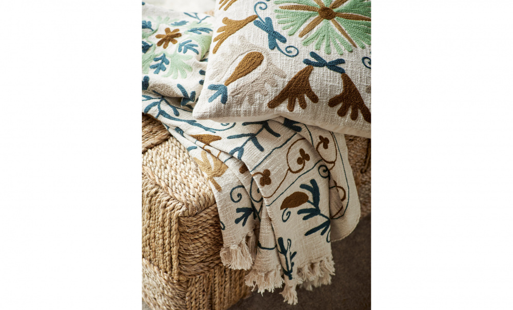 SUZANI Kuddfodral Offwhite/Grn i gruppen Mattor & Textil / Prydnadskuddar / Kuddfodral hos SoffaDirekt.se (224-2004)