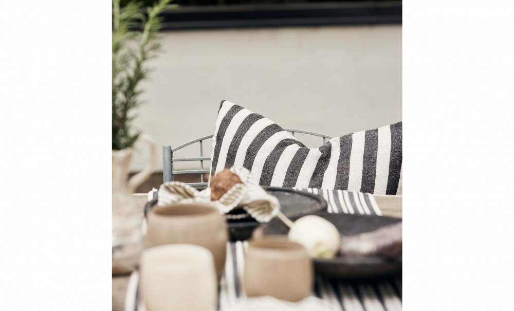 Bild nr 3 (CRUELLA STRIPE Kuddfodral 50x50 Svart)