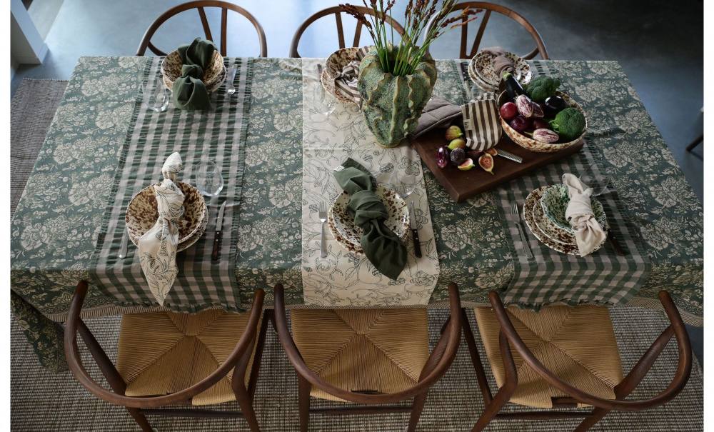 SIGGE Duk 140x300 Mrkgrn i gruppen Kk / Kkstextil hos SoffaDirekt.se (240354-222-46)