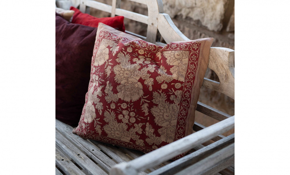SIGGE Kuddfodral 48x48 Rd i gruppen Mattor & Textil / Prydnadskuddar / Kuddfodral hos SoffaDirekt.se (240354-444-61)