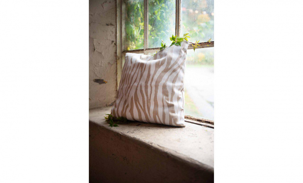 ZEBBE Kuddfodral 48x48 Vit/Linne i gruppen Mattor & Textil / Prydnadskuddar / Kuddfodral hos SoffaDirekt.se (250125-444-00)