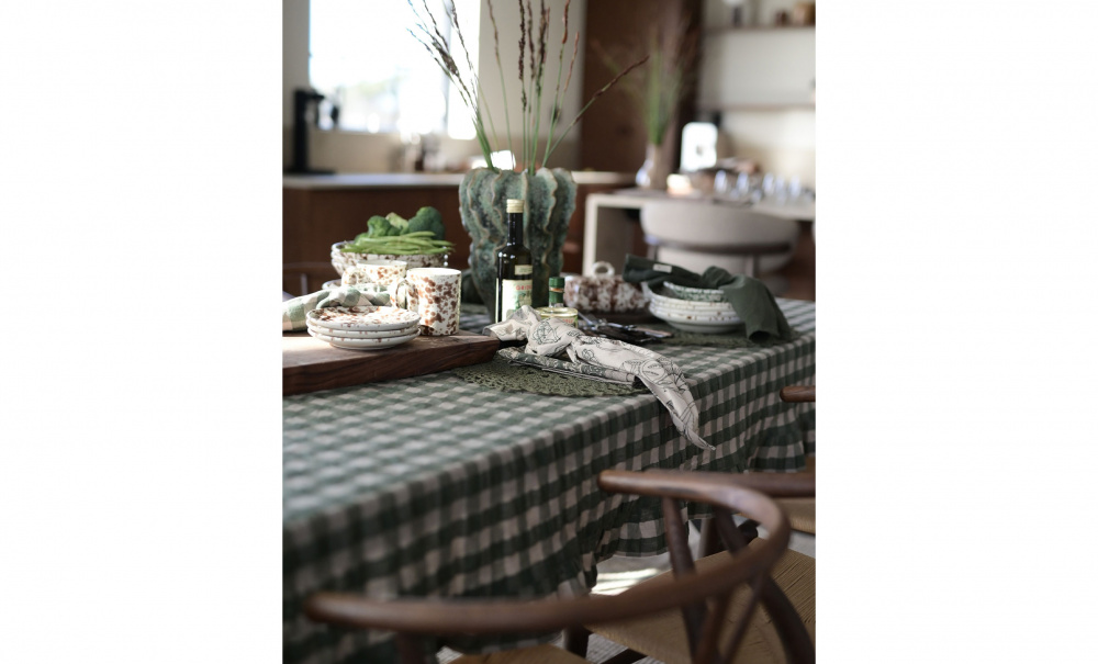 LILLI Duk 140x250 Mrkgrn i gruppen Kk / Kkstextil hos SoffaDirekt.se (250145-222-46)